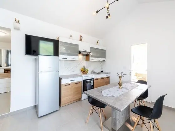 Ev (Two Bedroom Holiday Home with Swimmin)