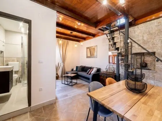 Ev (Two Bedroom Holiday Home with Swimmin)