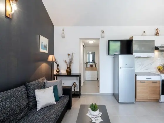 Ev (Two Bedroom Holiday Home with Swimmin)