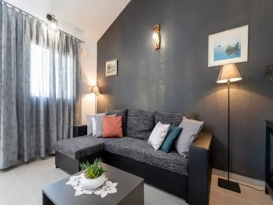 Ev (Two Bedroom Holiday Home with Swimmin)