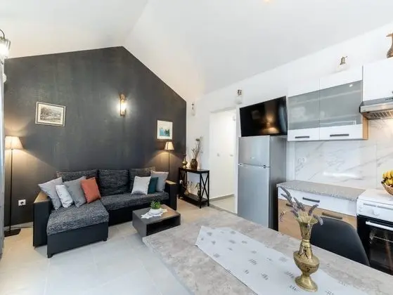 Ev (Two Bedroom Holiday Home with Swimmin)