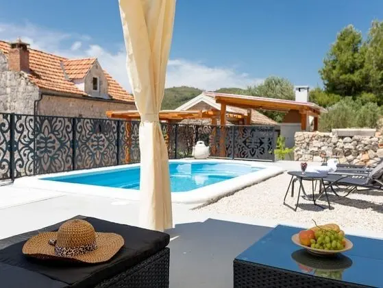 Ev (Two Bedroom Holiday Home with Swimmin)