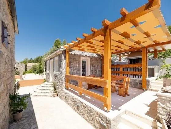 Ev (Two Bedroom Holiday Home with Swimmin)