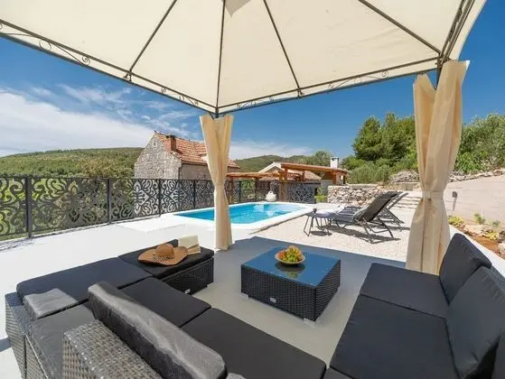 Ev (Two Bedroom Holiday Home with Swimmin)