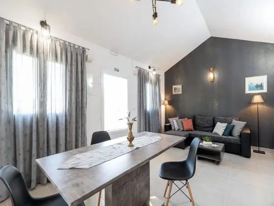 Ev (Two Bedroom Holiday Home with Swimmin)