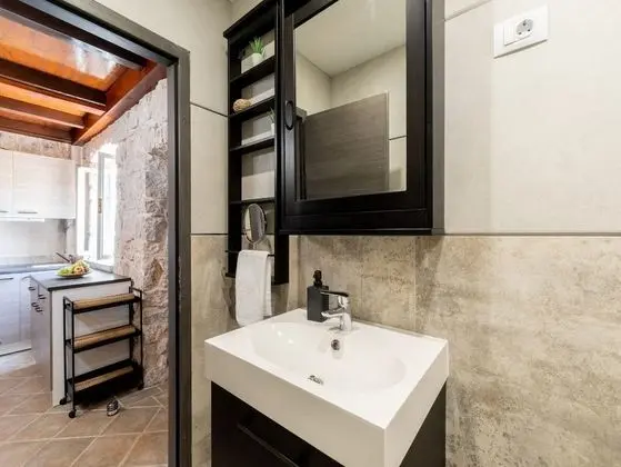 Ev (Two Bedroom Holiday Home with Swimmin)