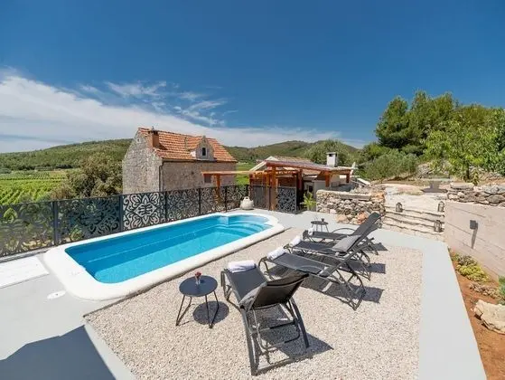 Ev (Two Bedroom Holiday Home with Swimmin)