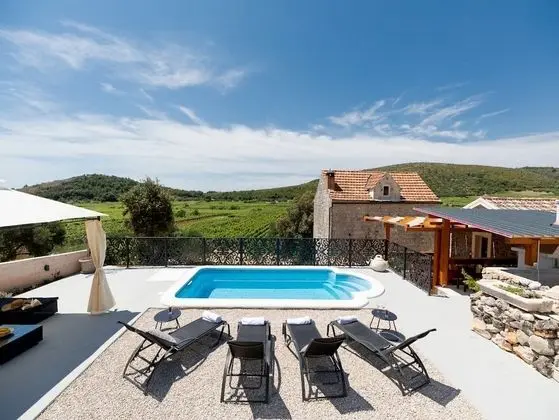 Ev (Two Bedroom Holiday Home with Swimmin)