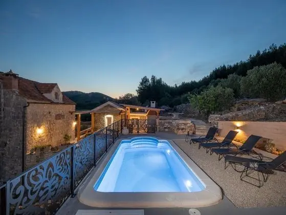 Ev (Two Bedroom Holiday Home with Swimmin)