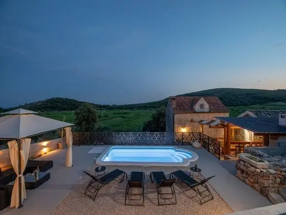 Ev (Two Bedroom Holiday Home with Swimmin)