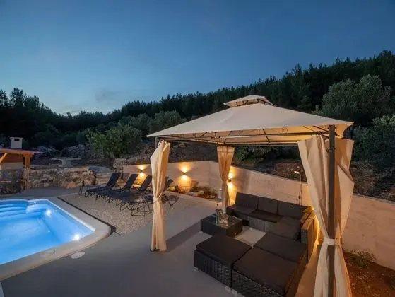 Ev (Two Bedroom Holiday Home with Swimmin)