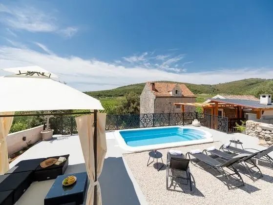 Ev (Two Bedroom Holiday Home with Swimmin)