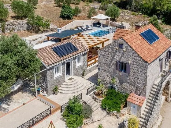 Ev (Two Bedroom Holiday Home with Swimmin)