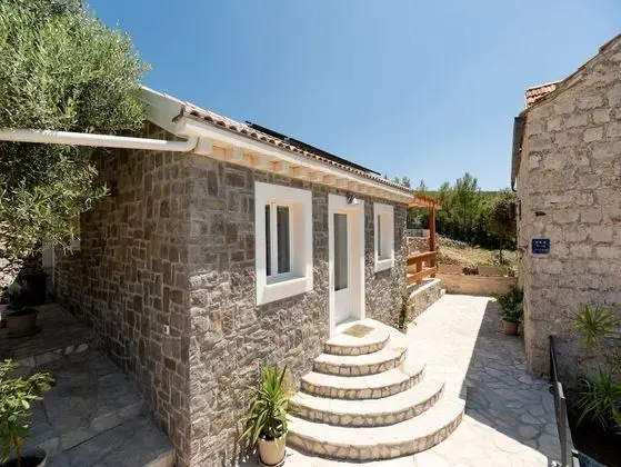 Ev (Two Bedroom Holiday Home with Swimmin)