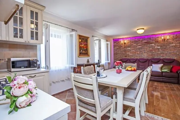 Ev (Two Bedroom Holiday Home with Terrace)