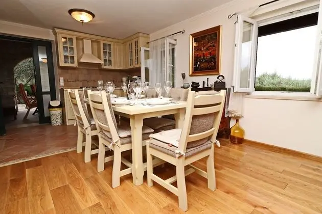 Ev (Two Bedroom Holiday Home with Terrace)