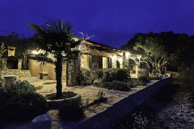 Ev (Two Bedroom Holiday Home with Terrace)