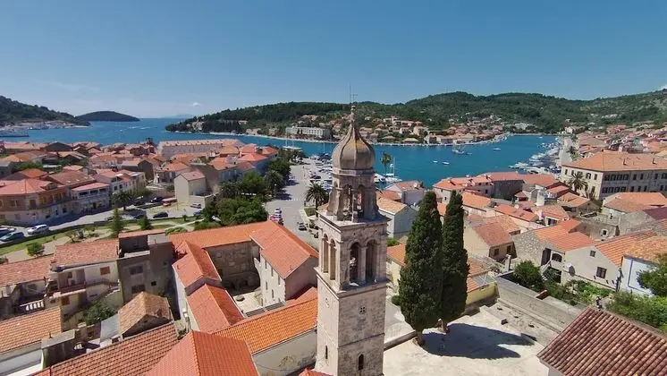 Ev (Two Bedroom Holiday Home with Terrace)