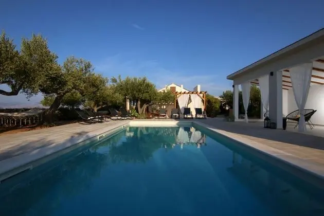 Villa (Three Bedroom Villa with Swimming Poo)