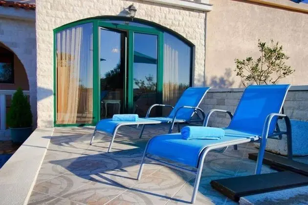 Ev (Stone&Olive - with pool - H(5+1))