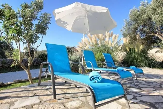 Ev (Stone&Olive - with pool - H(5+1))