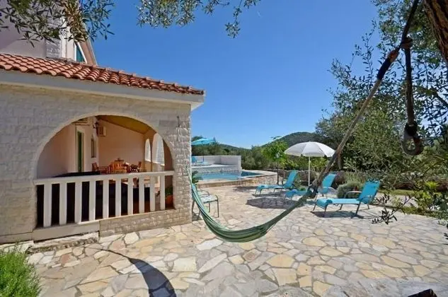 Ev (Stone&Olive - with pool - H(5+1))