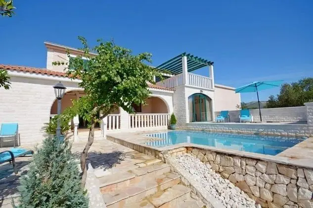 Ev (Stone&Olive - with pool - H(5+1))