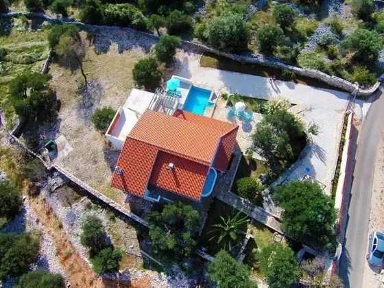 Ev (Stone&Olive - with pool - H(5+1))
