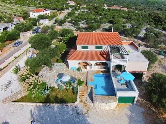 Ev (Stone&Olive - with pool - H(5+1))