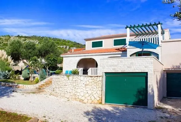 Ev (Stone&Olive - with pool - H(5+1))