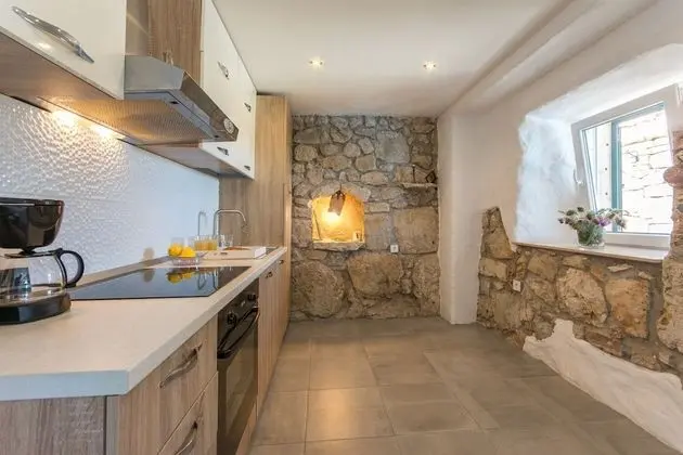 Ev (Stone - pool house - H(4))