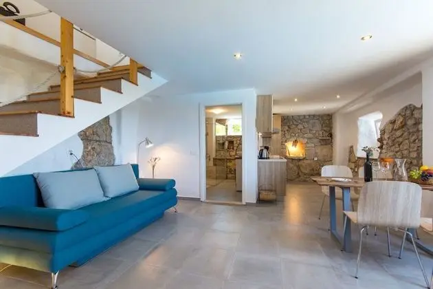 Ev (Stone - pool house - H(4))