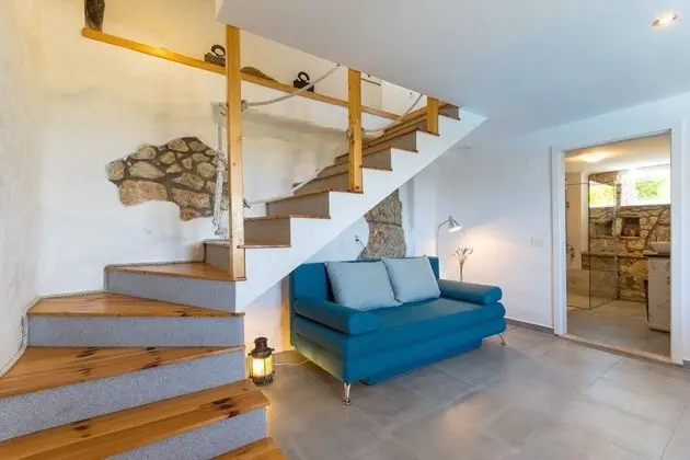 Ev (Stone - pool house - H(4))