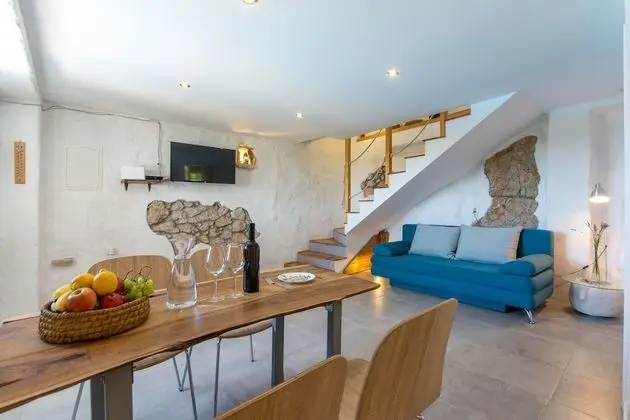 Ev (Stone - pool house - H(4))