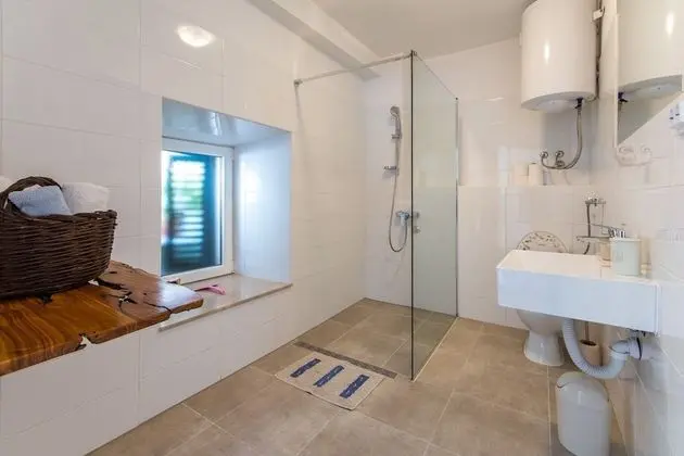 Ev (Stone - pool house - H(4))