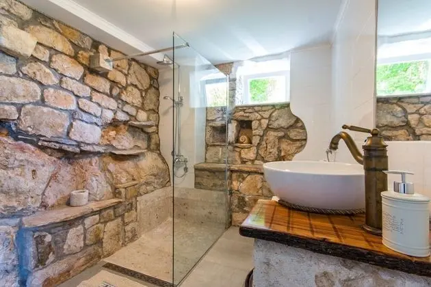 Ev (Stone - pool house - H(4))