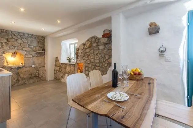 Ev (Stone - pool house - H(4))