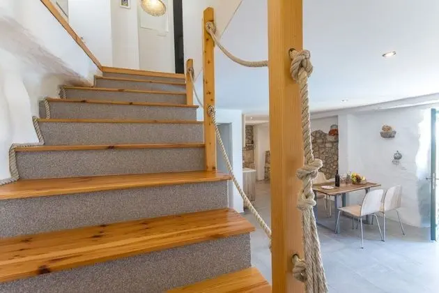 Ev (Stone - pool house - H(4))