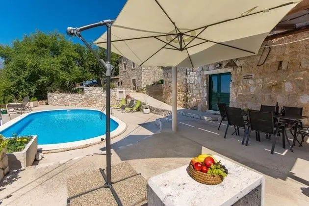 Ev (Stone - pool house - H(4))