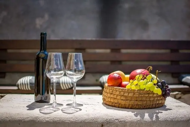 Ev (Stone - pool house - H(4))