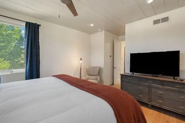 Ev (Stone's Throw - Unbeatable Location, )