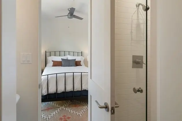 Ev (Stone's Throw - Unbeatable Location, )