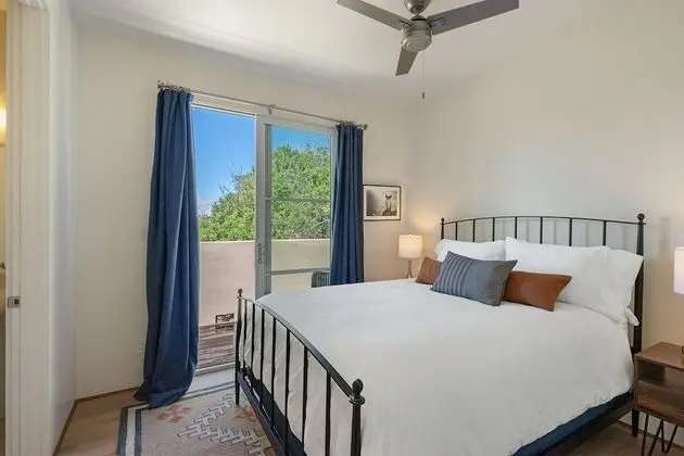 Ev (Stone's Throw - Unbeatable Location, )