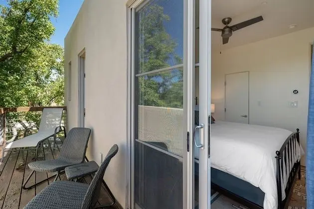 Ev (Stone's Throw - Unbeatable Location, )