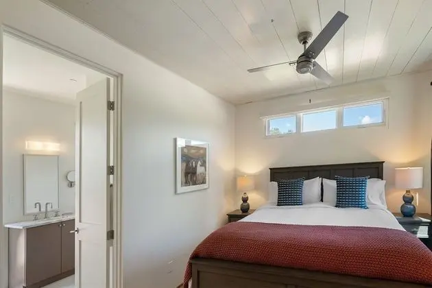 Ev (Stone's Throw - Unbeatable Location, )