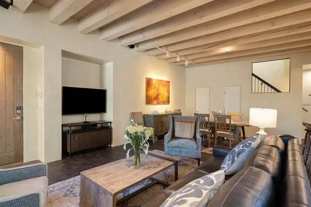 Ev (Stone's Throw - Unbeatable Location, )
