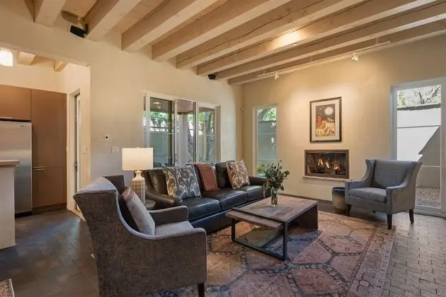Ev (Stone's Throw - Unbeatable Location, )