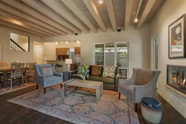 Ev (Stone's Throw - Unbeatable Location, )