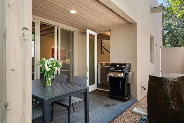 Ev (Stone's Throw - Unbeatable Location, )