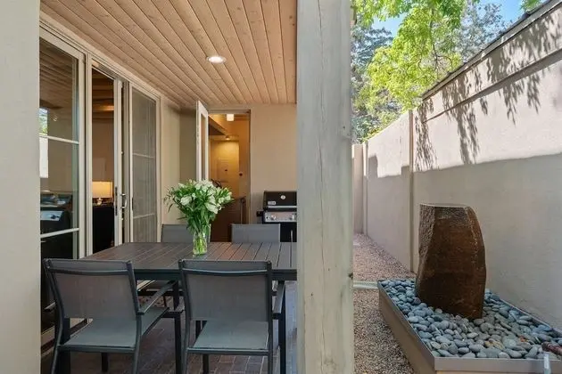 Ev (Stone's Throw - Unbeatable Location, )